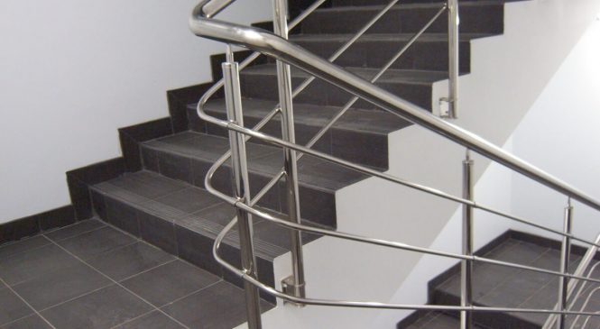 Использования ограждений для лестниц и нержавеющей стали